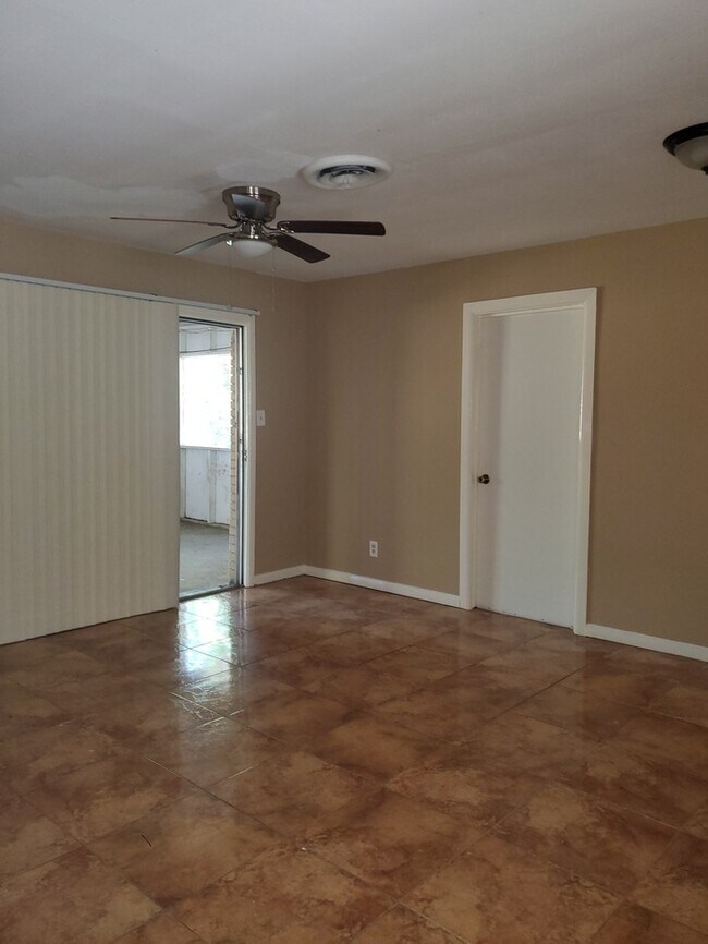 Building Photo - 814 E Ebony Dr