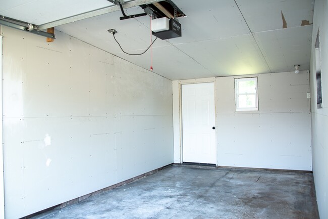 Building Photo - 216 E Thomas St
