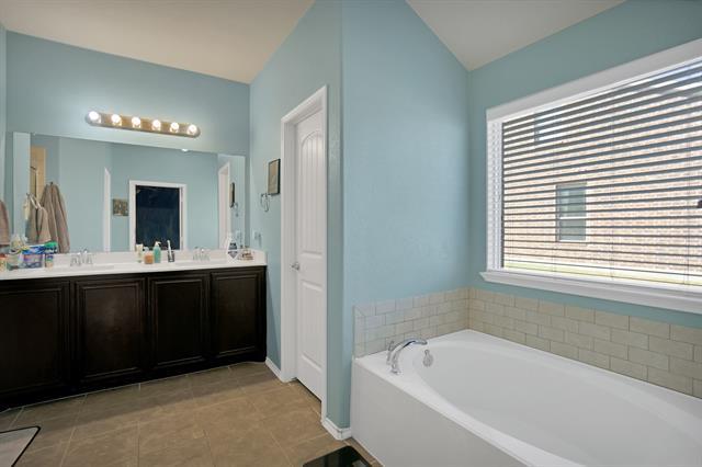 Building Photo - 515 Elm Grove