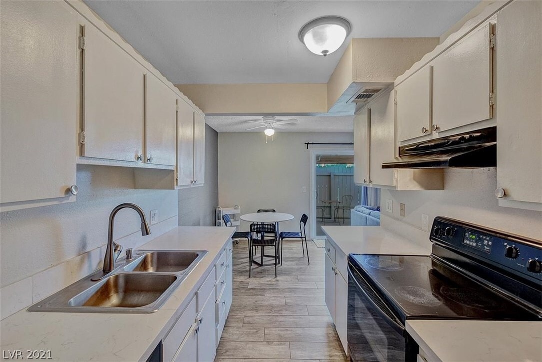 Building Photo - 3417 Villa Knolls South Dr