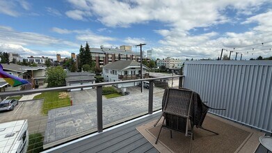 Building Photo - Upscale Furnished 2BR Townhouse in Downtow...