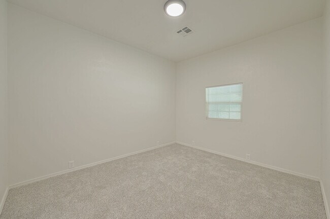 Building Photo - 3501 Sycamore Dr