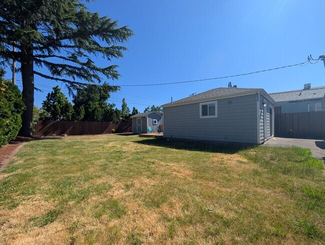 Building Photo - Fantastic 2-Bedroom, 2-Bath Home With Bonus Space!