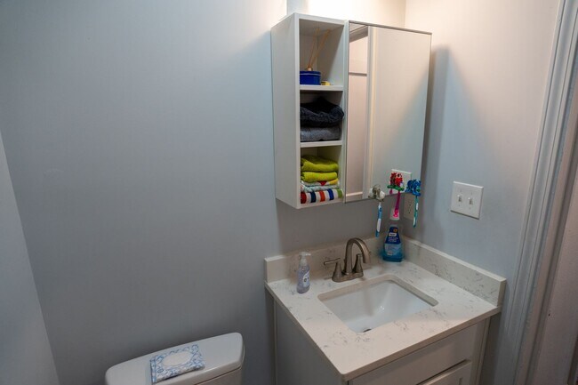 Building Photo - Charming 3 bedroom/ 2 bathroom in Normaltown, Home Close to UGA and Hospitals!