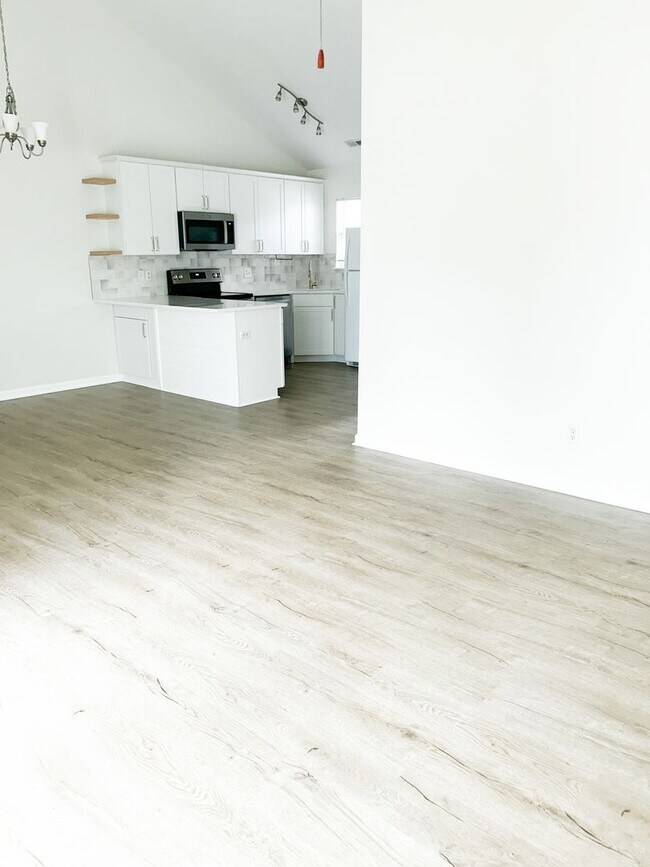 Building Photo - $200 Off 1st Month's Rent - 2 Bdrm/ 2 Bath, Townhome in Wilmington