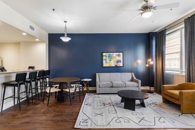 Building Photo - 925 Common St