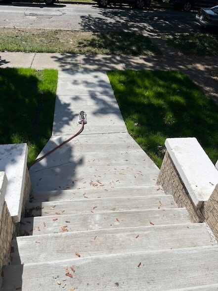 Building Photo - 722 E 91st Pl