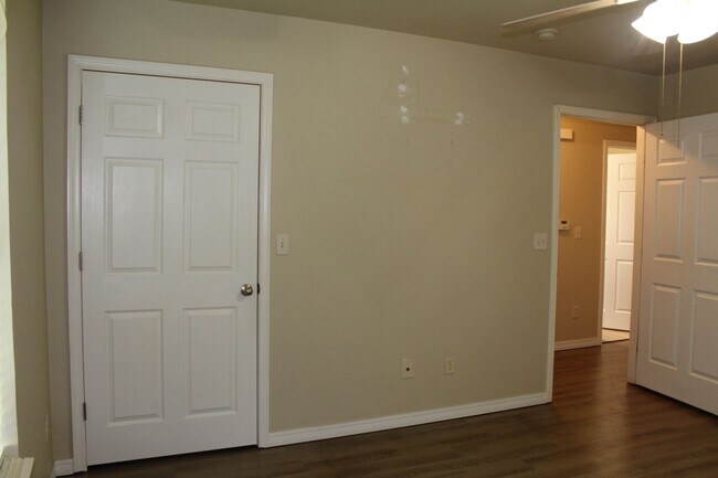 Building Photo - 8410 Cottage Park Dr