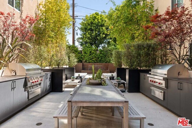 Building Photo - 728 N Sweetzer Ave