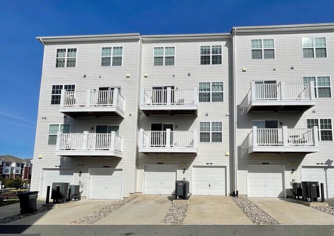 Building Photo - 3017 Chesapeake Dr