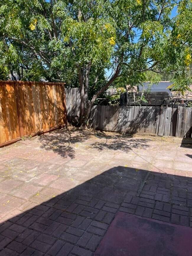 Building Photo - Great location, end of a quiet cul de sac, Cupertino School, spacious rooms