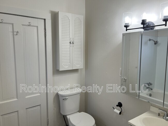 Building Photo - 533 8th St