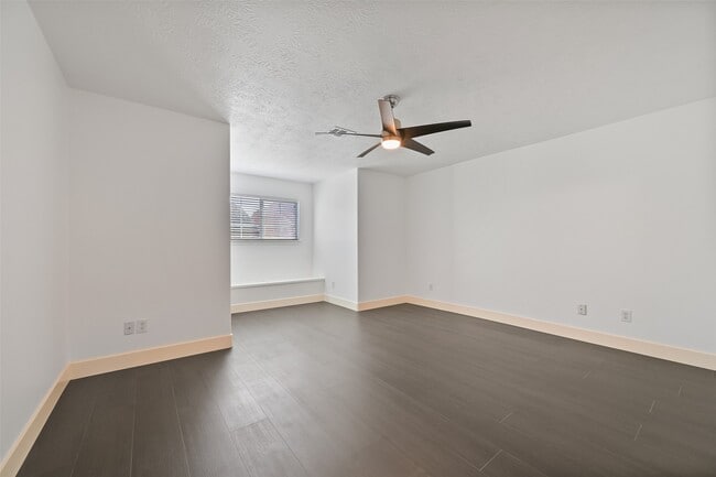 Building Photo - 2007 Que Manor Dr