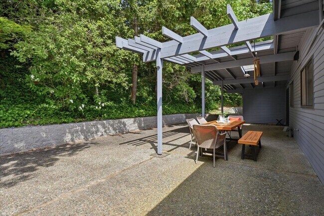 Building Photo - 639 West LK Sammamish Pkwy NE