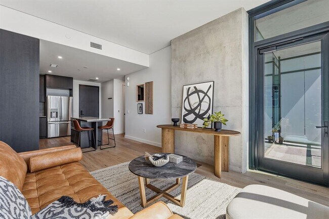 Building Photo - 610 Davis St