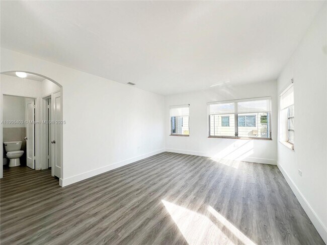 Primary Photo - 1920 Biarritz Dr