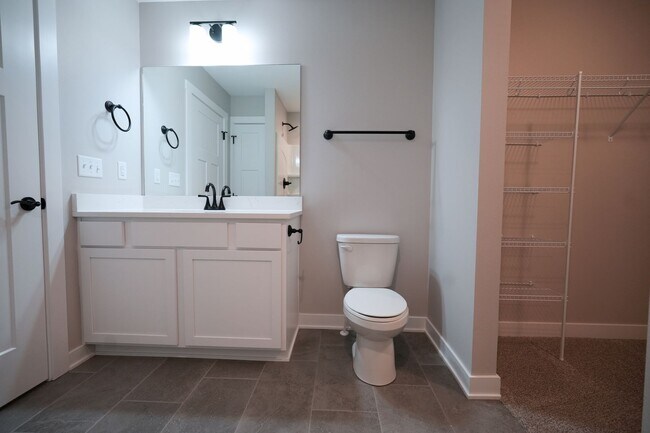 Building Photo - Beautiful 3 Bed Ranch Home w/ fully finished basement in Prime Norwalk Location