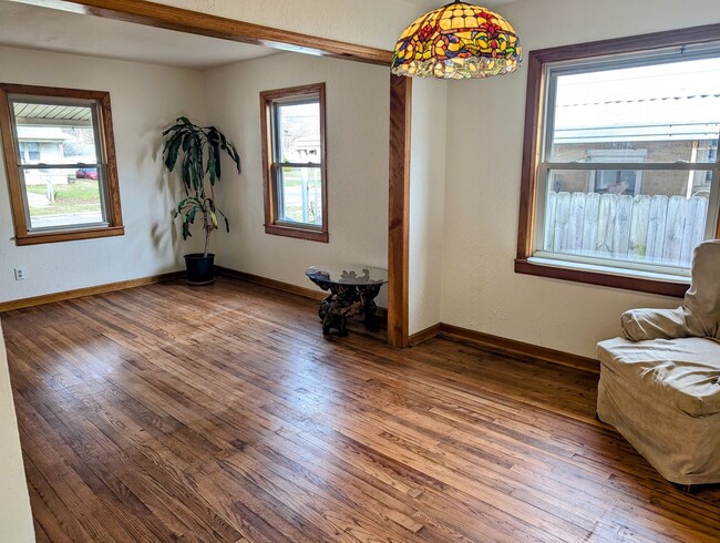 Building Photo - Adorable Belmont Home with Basement - AVAILABLE NOW!