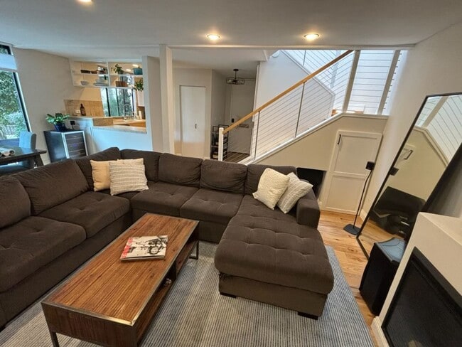 Building Photo - Fully Furnished Townhouse in the oceanfron...