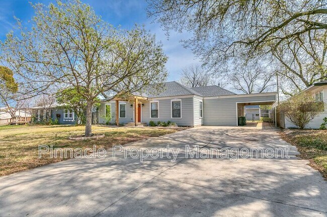 Building Photo - 2205 Live Oak St