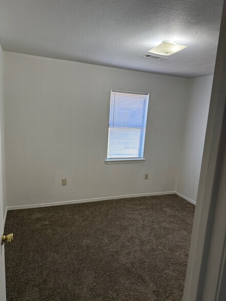 Building Photo - 583 E Roller Ave