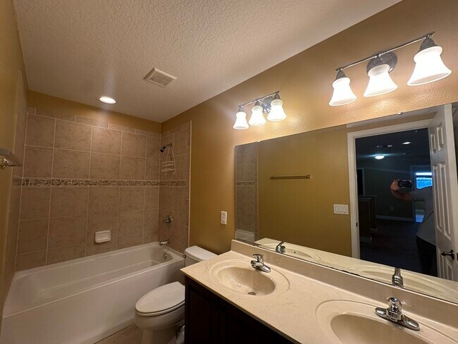 Building Photo - 2412 Country Pond Ct