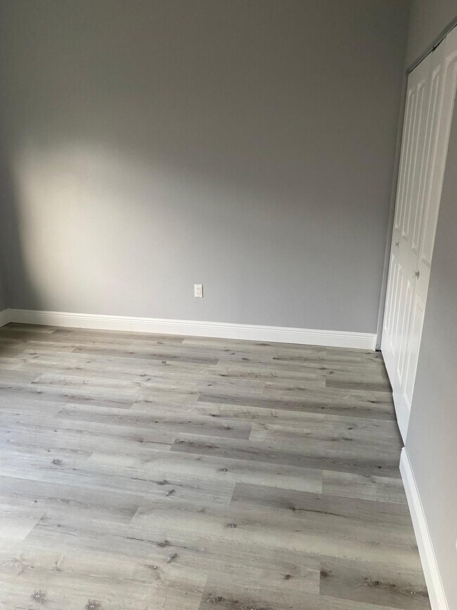 Building Photo - 1341 Flaxwood Ave