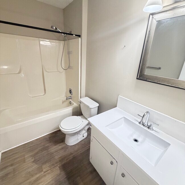 Building Photo - 6615 Cottonwood Dr