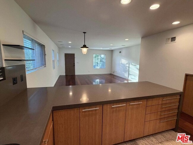 Building Photo - 832 N Las Palmas Ave