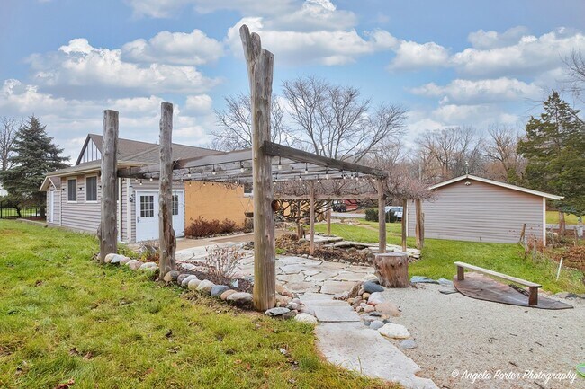 Building Photo - 40 Pine Tree Row