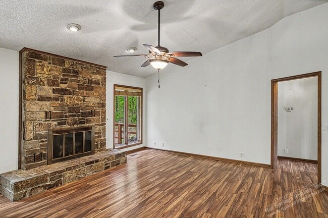 Building Photo - East Gate Area | Home | Unfurnished