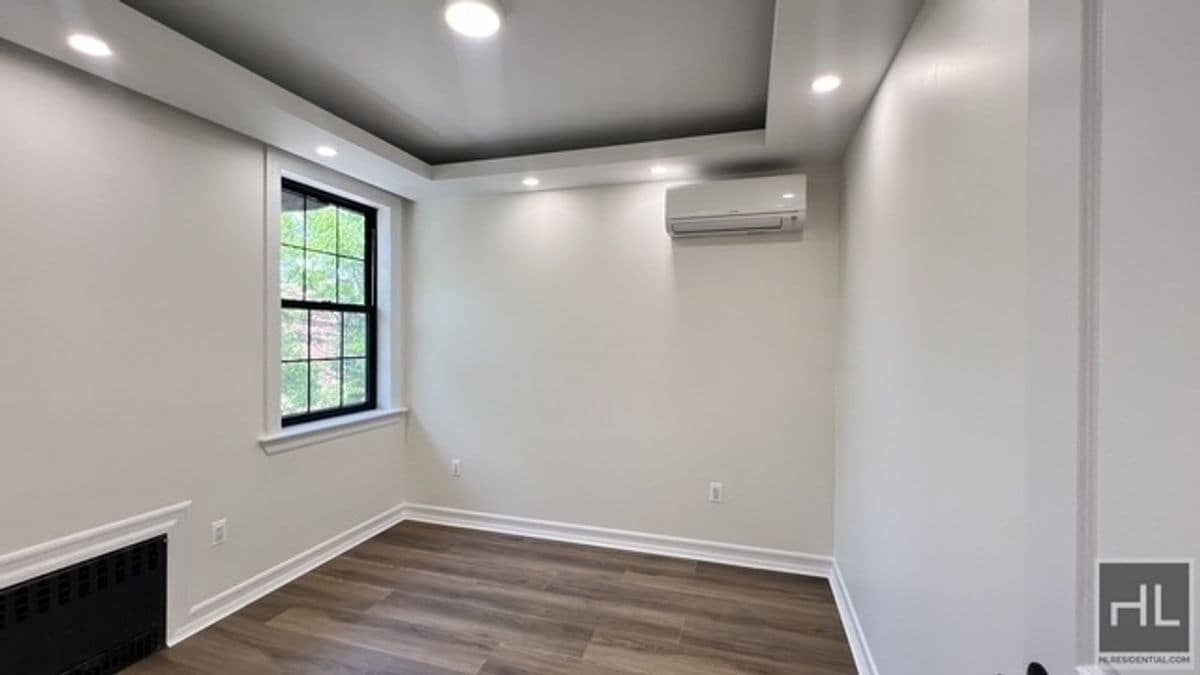 Building Photo - 251 E 55th St