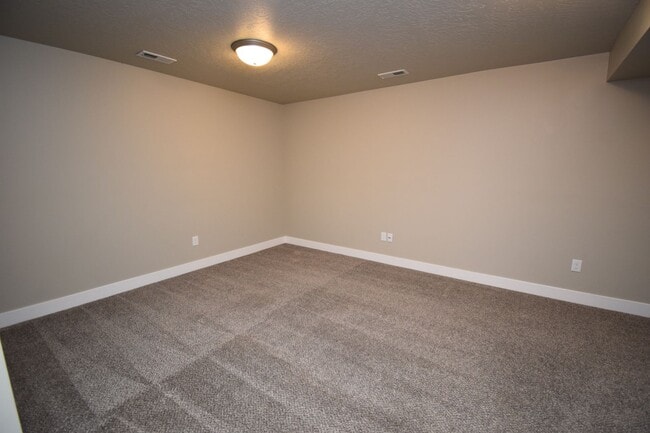 Building Photo - Charming 4 bed Sandy Home, with HOA in Fantastic Location!!!