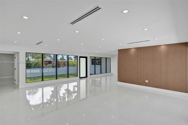 Building Photo - 1931 NE 186th Dr