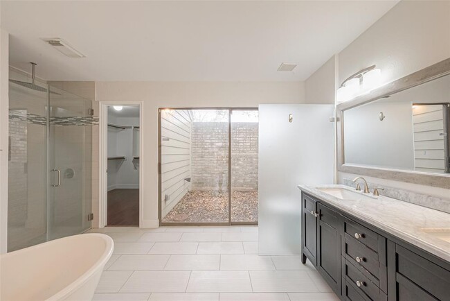 Building Photo - 12127 Carriage Hill Dr
