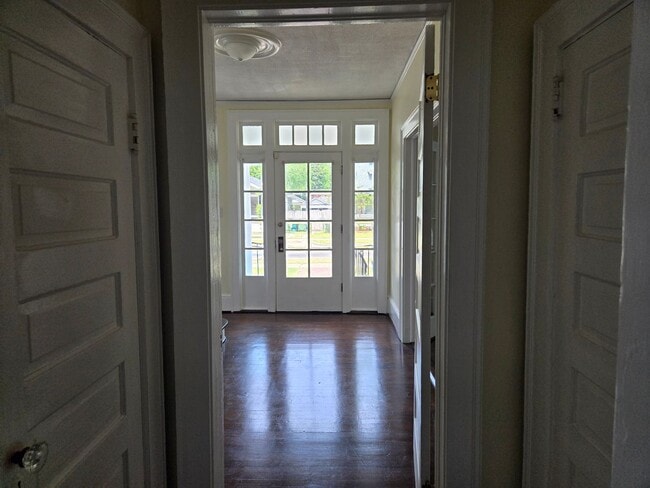 Building Photo - 4 Bedroom 2 bath Home For Rent - Heart of Florence