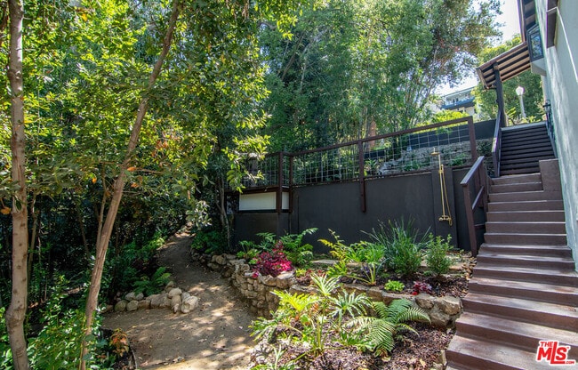 Building Photo - 3475 N Knoll Dr