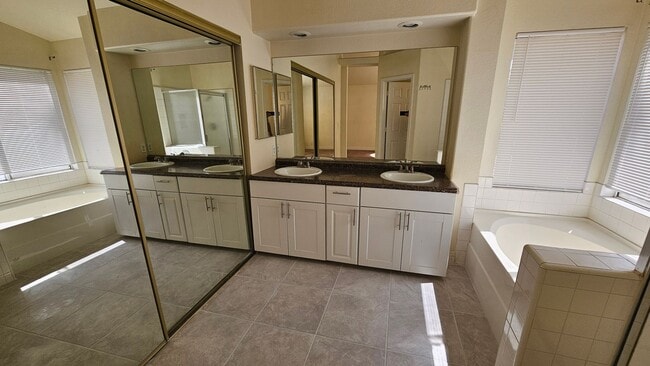 Building Photo - 4 Bedroom!  Buffalo & Smoke Ranch Area!