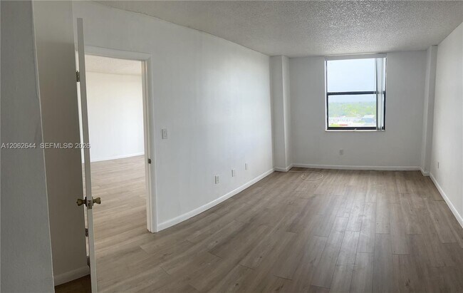 Building Photo - 1470 NE 123rd St