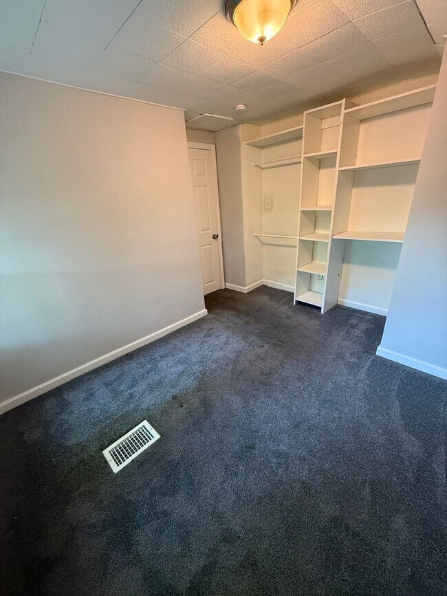 Building Photo - Eastpoint Gem!