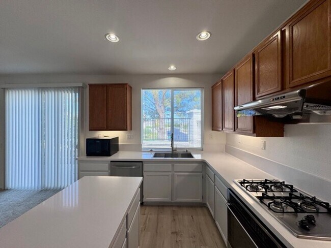 Building Photo - Beautiful 3 Bedroom two story South Temecu...
