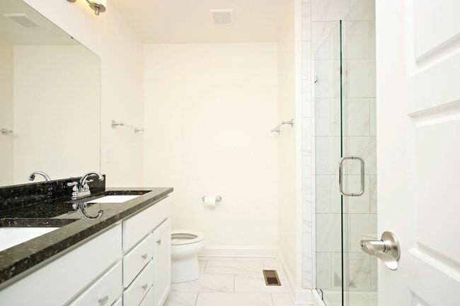 Building Photo - Convenient to UVA's Graduate Schools