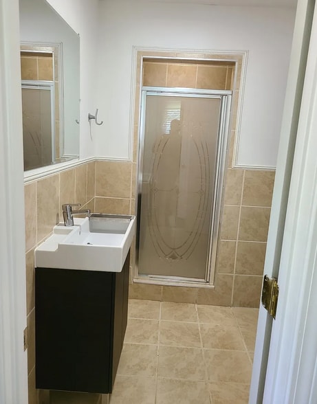 Master bathroom - 3500 Rogers St