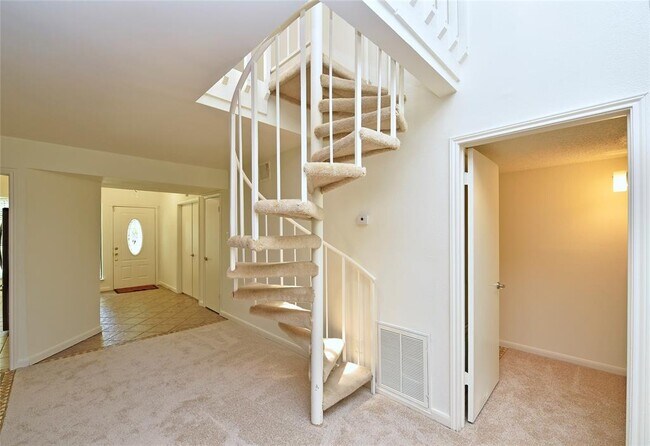 Building Photo - 2035 Shorewood Ln