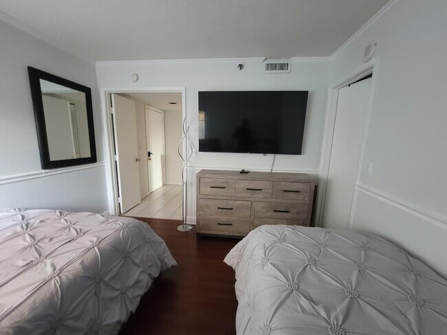 Building Photo - 2200 S Cypress Bend Dr