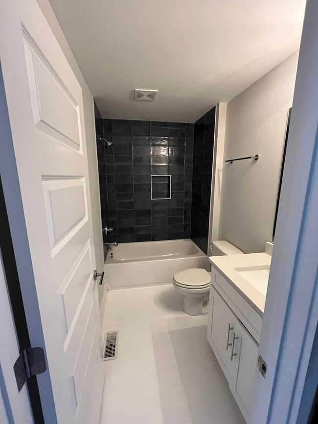 Building Photo - 413 35th Ave N