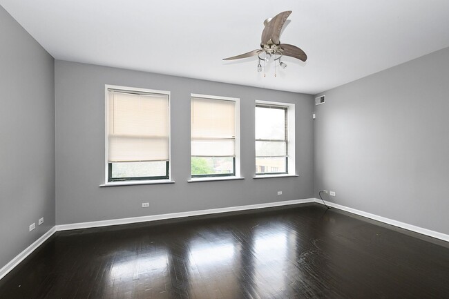 Building Photo - Spacious 2 Bedroom in South Shore!