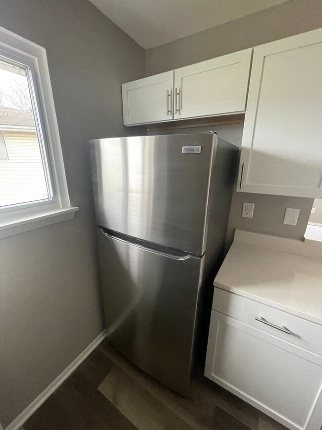 Building Photo - Renovated Condo in Edgewood with Garage!