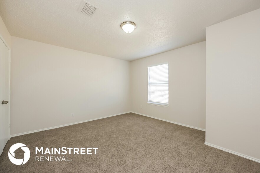 Building Photo - 664 Lowe Dr