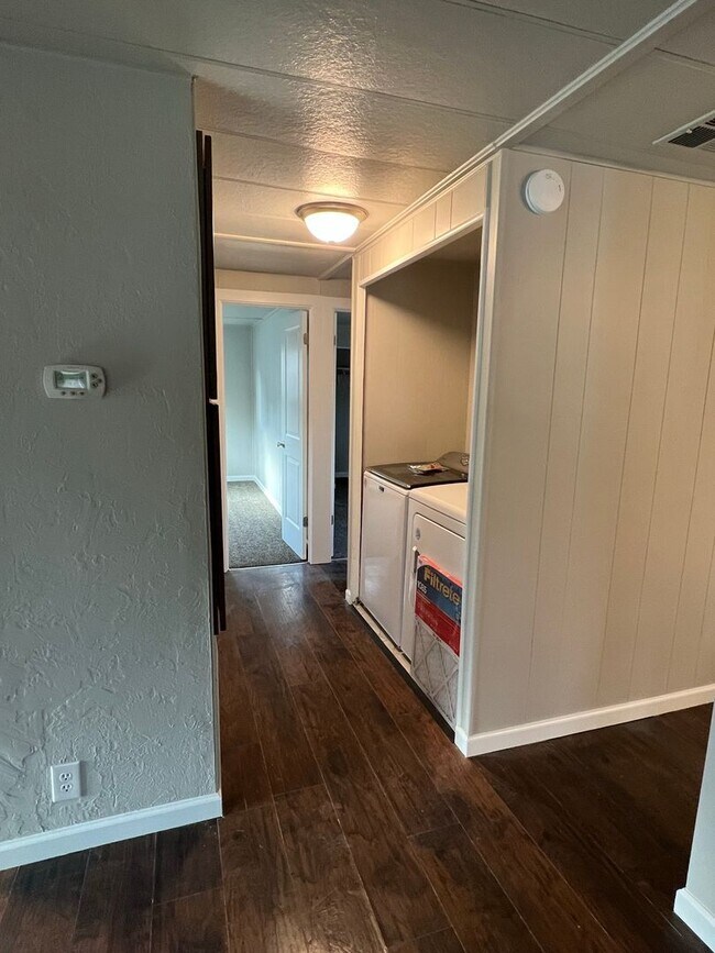 Building Photo - 2 bedroom 1 bathroom with  bonus room located in the Avenues
